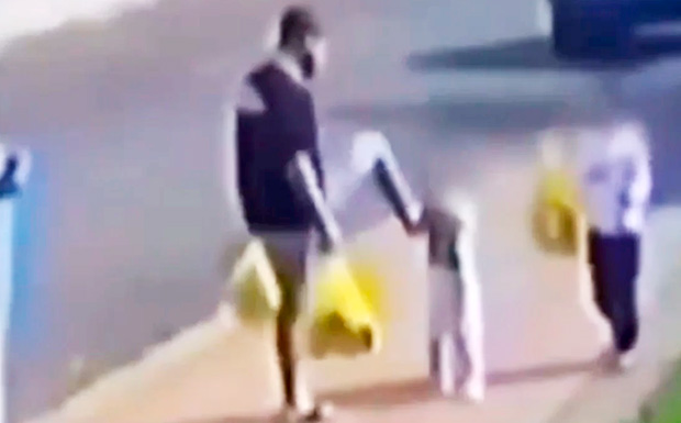 Polícia encontra ferimentos no irmão de menina chutada pelo pai no PR