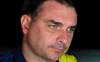 Flávio Bolsonaro acusa Moraes de interferir na eleição após veto a visitas