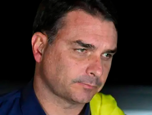 Flávio Bolsonaro acusa Moraes de interferir na eleição após veto a visitas