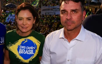 Michelle recua e acena para trégua com Flávio Bolsonaro