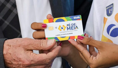 Abandono escolar no Ensino Médio tem menor média desde 2007; queda na evasão coincide com o início da  Pé-de-Meia