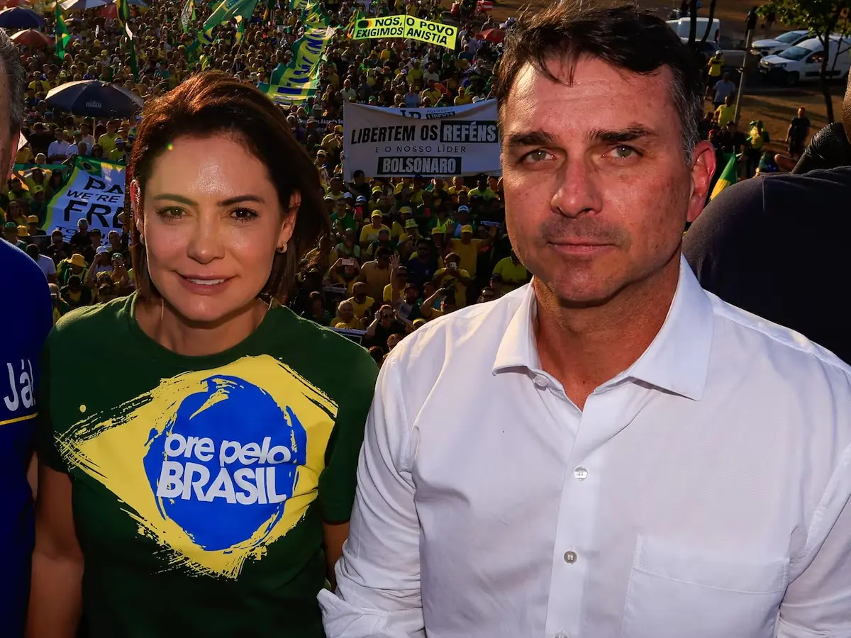 Michelle recua e acena para trégua com Flávio Bolsonaro