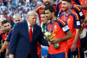 Trump gera constrangimento ao tentar participar da comemoração da Espanha na final da Copa