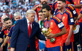 Trump gera constrangimento ao tentar participar da comemoração da Espanha na final da Copa