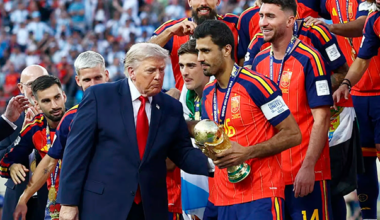 Trump gera constrangimento ao tentar participar da comemoração da Espanha na final da Copa