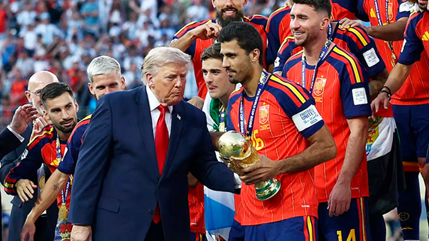 Trump gera constrangimento ao tentar participar da comemoração da Espanha na final da Copa