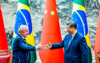 Tarifaço de Trump empurra Brasil e outros parceiros para os braços da China