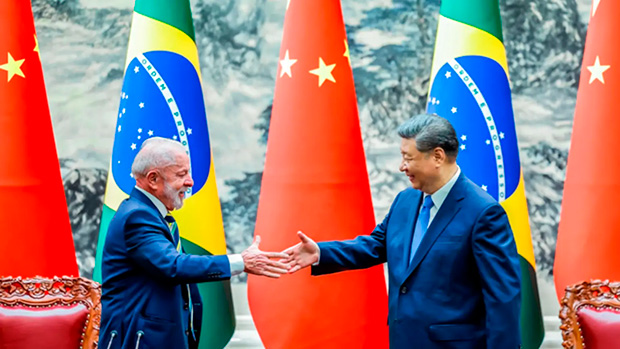 Tarifaço de Trump empurra Brasil e outros parceiros para os braços da China