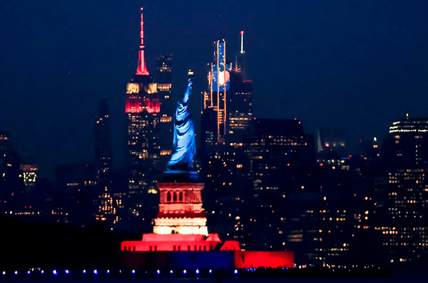 Tiroteios em diferentes estados matam mais de 30 pessoas no 4 de Julho nos Estados Unidos