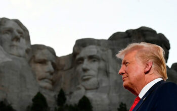 Trump acusa opositores de serem “comunistas malignos” e fala em expulsá-los dos EUA