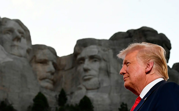 Trump acusa opositores de serem “comunistas malignos” e fala em expulsá-los dos EUA
