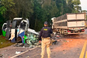 Acidente entre micro-ônibus e carreta deixa 23 mortos no Paraná