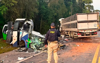 Acidente entre micro-ônibus e carreta deixa 23 mortos no Paraná