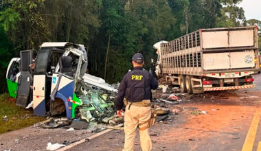 Acidente entre micro-ônibus e carreta deixa 23 mortos no Paraná