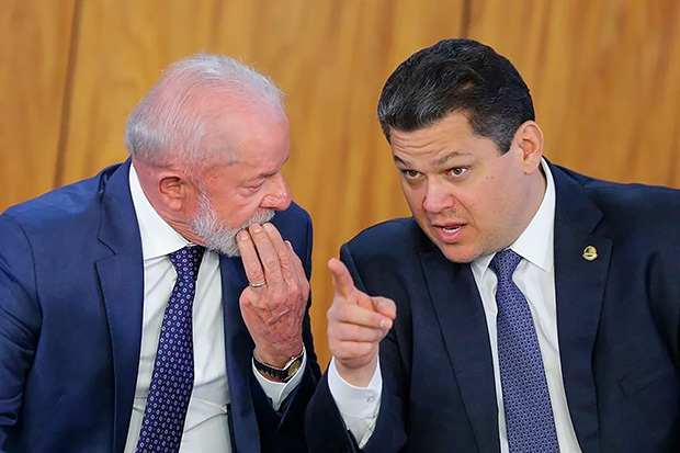 Alcolumbre libera PEC sobre fim da escala 6×1 após reunião com Lula