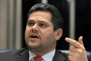 Alcolumbre sinaliza que busca reaproximação com Lula e pode pautar fim da 6×1 após as eleições
