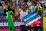 Alison dos Santos bate recorde mundial nos 400 m com barreiras