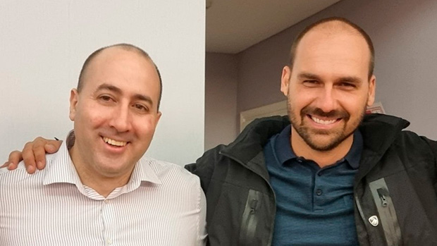 Argentino aliado de Flávio e Eduardo Bolsonaro é preso na Bolívia