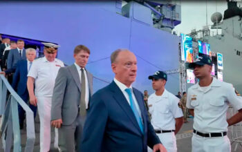 Assessor de Putin visita maior navio de guerra da América Latina no Rio