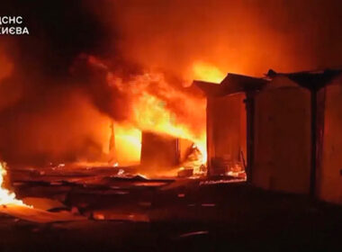 Ataque de mísseis russos em Kiev provoca incêndio e deixa seis feridos