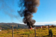 Avião monomotor cai e pega fogo em uma área de mata na Grande BH