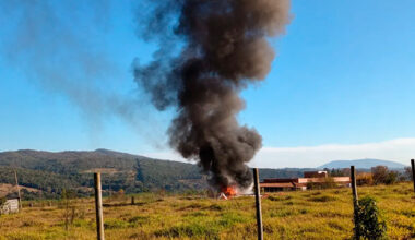 Avião monomotor cai e pega fogo em uma área de mata na Grande BH