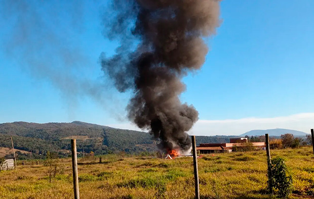 Avião monomotor cai e pega fogo em uma área de mata na Grande BH