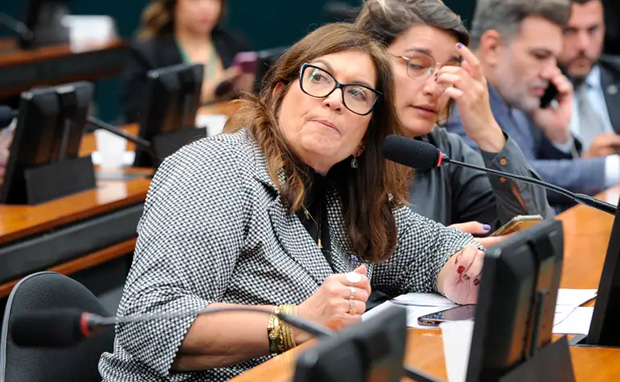 Bia Kicis distorce vídeo de Lula sobre Deus e é desmentida - confira vídeos