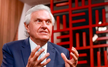 Caiado critica Flávio após UFRJ negar pós-graduação em currículo