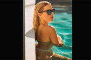 Carolina Dieckmann rebate etarismo com foto de topless: “Eu sendo ‘coroa”