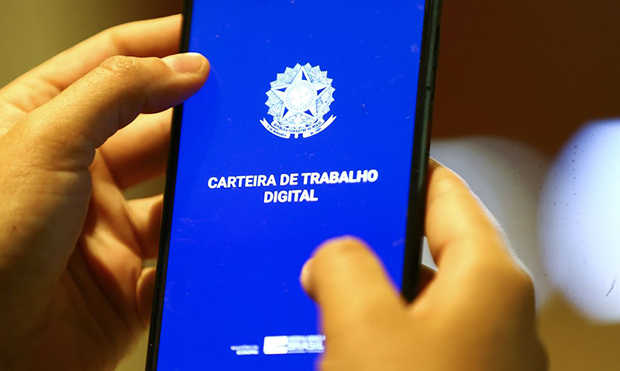 IBGE - Taxa de desemprego cai para 5,3%, o menor para o trimestre terminado em julho