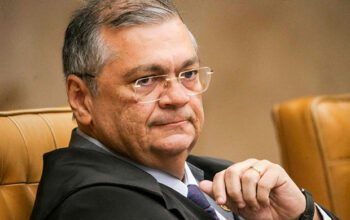 Dino dá cinco dias para partidos do Centrão explicarem emendas