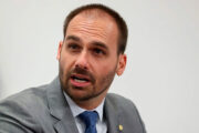 Eduardo Bolsonaro consegue dispensa para não vacinar a filha e ataca Lula por imunização infantil