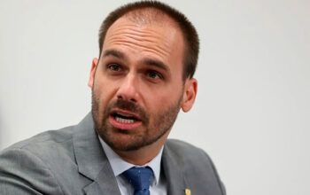Eduardo Bolsonaro consegue dispensa para não vacinar a filha e ataca Lula por imunização infantil