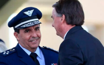 ” Ex-chefe da FAB revela pressão golpista de Bolsonaro: “Já te dei dois cartões amarelos