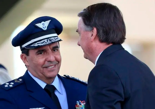 ” Ex-chefe da FAB revela pressão golpista de Bolsonaro: “Já te dei dois cartões amarelos