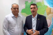 Flávio Bolsonaro anuncia deputado acusado de estuprar menina de 13 como vice em sua chapa