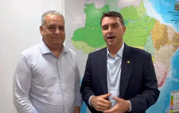 Flávio Bolsonaro anuncia deputado acusado de estuprar menina de 13 como vice em sua chapa