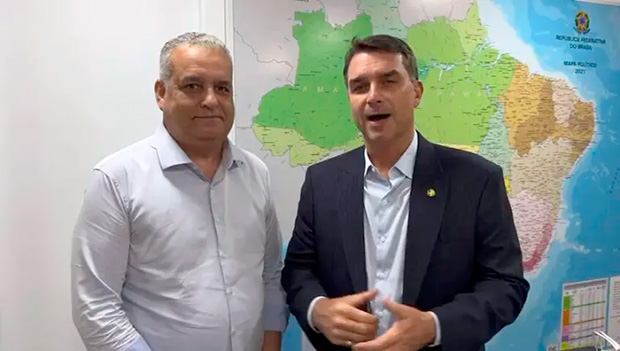 Flávio Bolsonaro anuncia deputado acusado de estuprar menina de 13 como vice em sua chapa