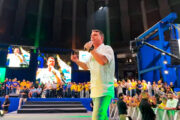 Flávio Bolsonaro defende no RJ anistia aos golpista do 8/1 e o Bolsa Família mesmo depois de criticar duramente o benefício