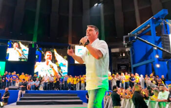 Flávio Bolsonaro defende no RJ anistia aos golpista do 8/1 e o Bolsa Família mesmo depois de criticar duramente o benefício