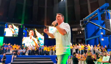 Flávio Bolsonaro defende no RJ anistia aos golpista do 8/1 e o Bolsa Família mesmo depois de criticar duramente o benefício