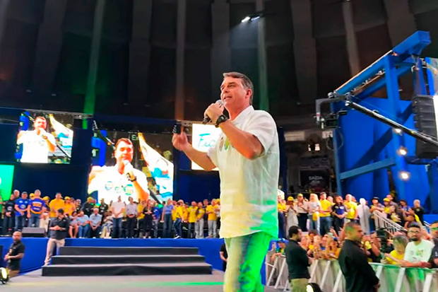 Flávio Bolsonaro defende no RJ anistia aos golpista do 8/1 e o Bolsa Família mesmo depois de criticar duramente o benefício
