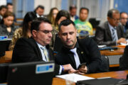 Flávio Bolsonaro descarta apoio a Cleitinho em MG: “nosso candidato em Minas é o Flávio Roscoe”