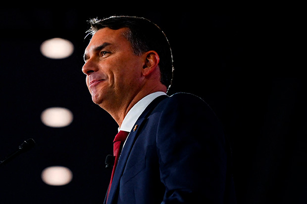 Flávio Bolsonaro diz que fez pós-graduação na UFRJ e é desmentido pela universidade