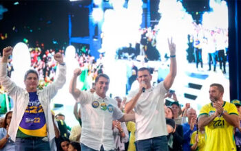 Flávio Bolsonaro diz que 'marginais' têm até dezembro para 'meter o pé do Brasil'