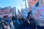 Flávio Bolsonaro e Tarcísio são alvos de protestos antes de evento político em São Paulo