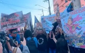 Flávio Bolsonaro e Tarcísio são alvos de protestos antes de evento político em São Paulo