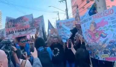 Flávio Bolsonaro e Tarcísio são alvos de protestos antes de evento político em São Paulo