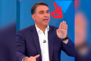 Flávio Bolsonaro imita o pai e leva “cola” na mão para sabatina no Jornal Nacional